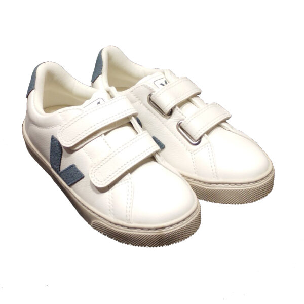 scarpe da bambino sneakers di VEJA blu e bianca con strappo - immagine 4