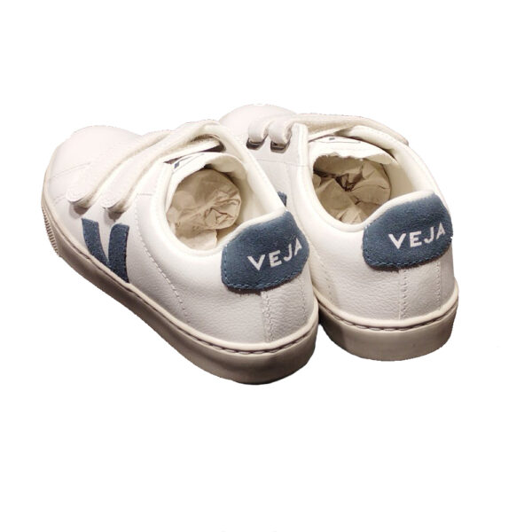 scarpe da bambino sneakers di VEJA blu e bianca con strappo - immagine 3