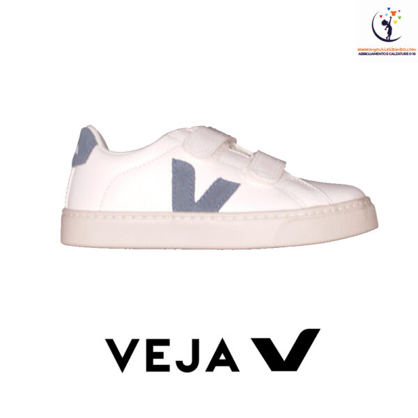 scarpe da bambino sneakers di VEJA blu e bianca con strappo