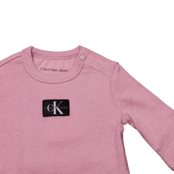 t-shirt per bambini primi mesi di Calvin Klein in jersey nero a costine maniche lunghe - immagine 3