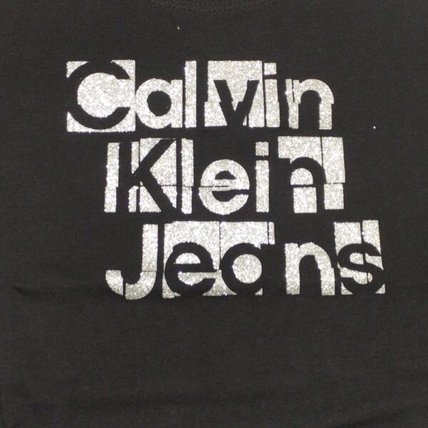 t-shirt da bambina nera di Calvin Klein in jersey a maniche corte logo glitter - immagine 3